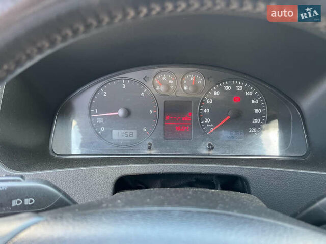 Серый Фольксваген Каравелла, объемом двигателя 2.5 л и пробегом 430 тыс. км за 9200 $, фото 5 на Automoto.ua