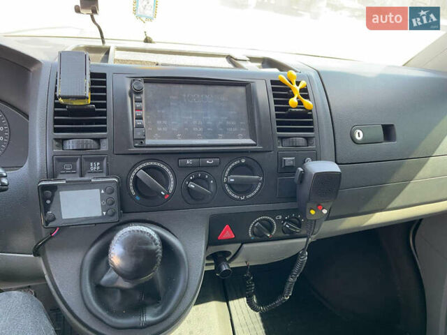 Серый Фольксваген Каравелла, объемом двигателя 2.5 л и пробегом 430 тыс. км за 9200 $, фото 1 на Automoto.ua