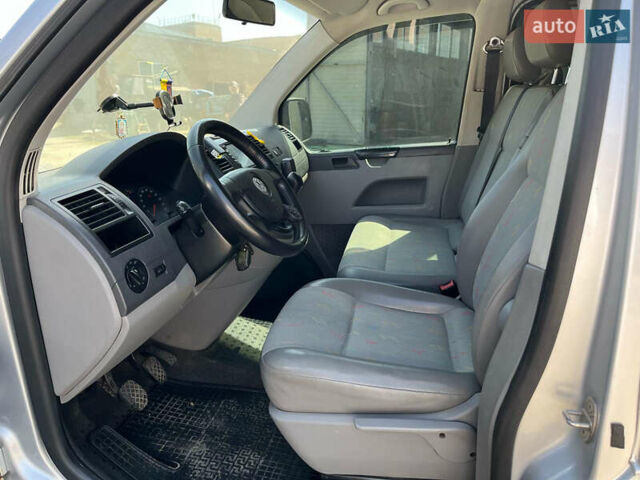 Серый Фольксваген Каравелла, объемом двигателя 2.5 л и пробегом 430 тыс. км за 9200 $, фото 6 на Automoto.ua