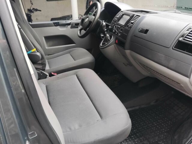 Серый Фольксваген Каравелла, объемом двигателя 2.5 л и пробегом 305 тыс. км за 11000 $, фото 7 на Automoto.ua