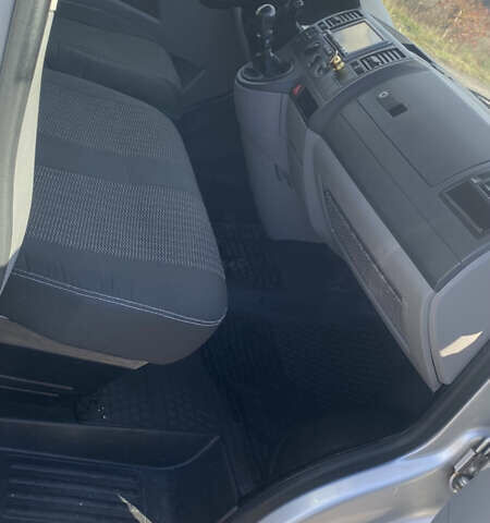 Серый Фольксваген Каравелла, объемом двигателя 1.9 л и пробегом 308 тыс. км за 12800 $, фото 8 на Automoto.ua