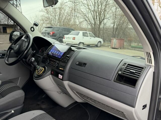 Серый Фольксваген Каравелла, объемом двигателя 2 л и пробегом 319 тыс. км за 16500 $, фото 6 на Automoto.ua