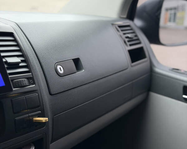 Серый Фольксваген Каравелла, объемом двигателя 1.97 л и пробегом 319 тыс. км за 16500 $, фото 25 на Automoto.ua