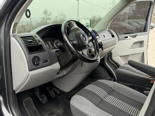 Серый Фольксваген Каравелла, объемом двигателя 2 л и пробегом 319 тыс. км за 16500 $, фото 7 на Automoto.ua