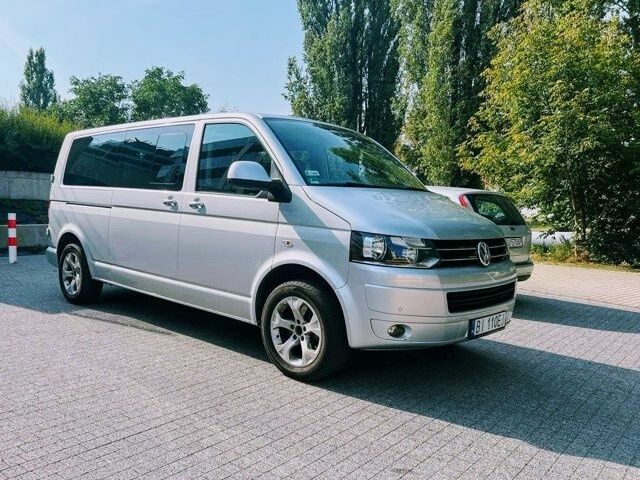 Серый Фольксваген Каравелла, объемом двигателя 2 л и пробегом 266 тыс. км за 8000 $, фото 1 на Automoto.ua