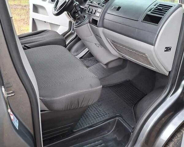 Серый Фольксваген Каравелла, объемом двигателя 1.97 л и пробегом 302 тыс. км за 16000 $, фото 25 на Automoto.ua