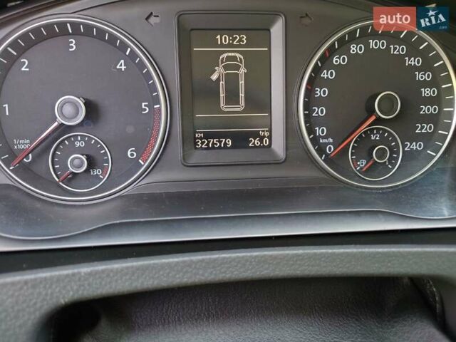 Серый Фольксваген Каравелла, объемом двигателя 2 л и пробегом 340 тыс. км за 19000 $, фото 2 на Automoto.ua