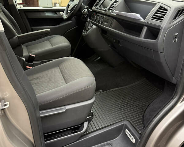 Серый Фольксваген Каравелла, объемом двигателя 1.97 л и пробегом 200 тыс. км за 28500 $, фото 10 на Automoto.ua