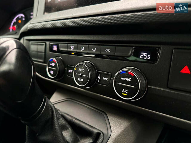 Серый Фольксваген Каравелла, объемом двигателя 2 л и пробегом 300 тыс. км за 40068 $, фото 4 на Automoto.ua