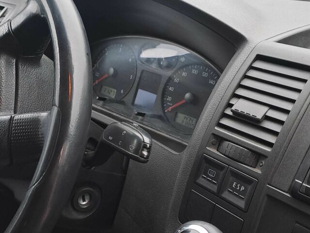 Серый Фольксваген Каравелла, объемом двигателя 2.5 л и пробегом 312 тыс. км за 6800 $, фото 3 на Automoto.ua