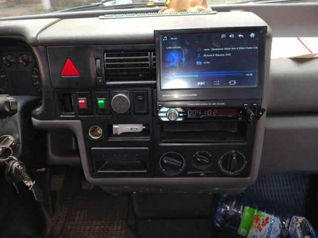 Зеленый Фольксваген Каравелла, объемом двигателя 2.5 л и пробегом 378 тыс. км за 5250 $, фото 1 на Automoto.ua