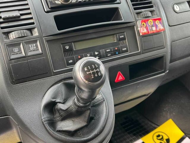 Зеленый Фольксваген Каравелла, объемом двигателя 2.5 л и пробегом 356 тыс. км за 11900 $, фото 13 на Automoto.ua