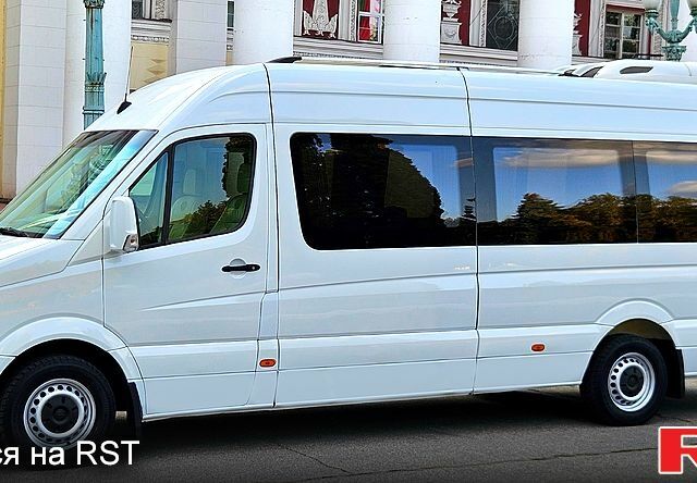 Белый Фольксваген Крафтер, объемом двигателя 2.5 л и пробегом 330 тыс. км за 18000 $, фото 1 на Automoto.ua
