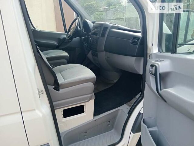 Белый Фольксваген Крафтер, объемом двигателя 2.5 л и пробегом 267 тыс. км за 18999 $, фото 2 на Automoto.ua