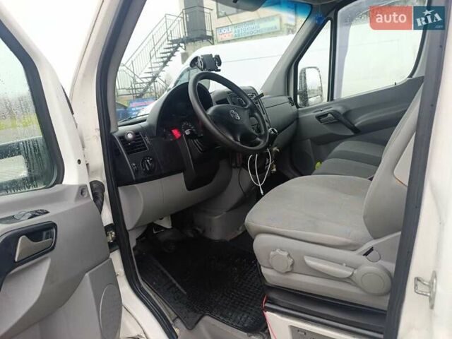 Белый Фольксваген Крафтер, объемом двигателя 1.97 л и пробегом 299 тыс. км за 16000 $, фото 9 на Automoto.ua