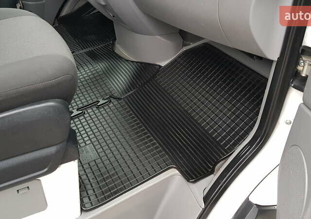 Белый Фольксваген Крафтер, объемом двигателя 1.97 л и пробегом 240 тыс. км за 21800 $, фото 25 на Automoto.ua