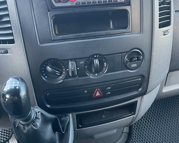 Белый Фольксваген Крафтер, объемом двигателя 2.46 л и пробегом 485 тыс. км за 9200 $, фото 9 на Automoto.ua