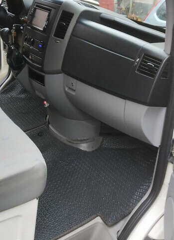 Белый Фольксваген Крафтер, объемом двигателя 2.5 л и пробегом 350 тыс. км за 9500 $, фото 6 на Automoto.ua