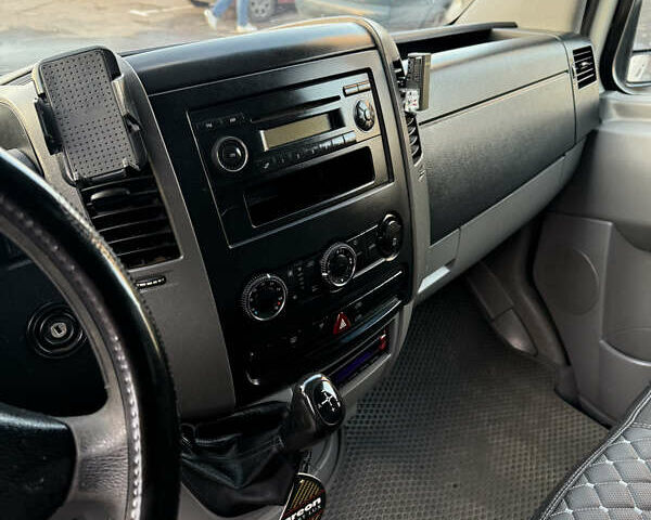 Белый Фольксваген Крафтер, объемом двигателя 2.46 л и пробегом 340 тыс. км за 9200 $, фото 12 на Automoto.ua