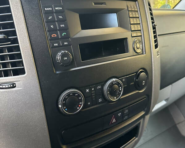 Белый Фольксваген Крафтер, объемом двигателя 1.97 л и пробегом 265 тыс. км за 16000 $, фото 13 на Automoto.ua