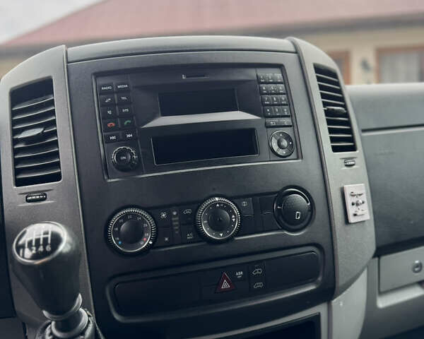 Белый Фольксваген Крафтер, объемом двигателя 1.97 л и пробегом 350 тыс. км за 13650 $, фото 7 на Automoto.ua