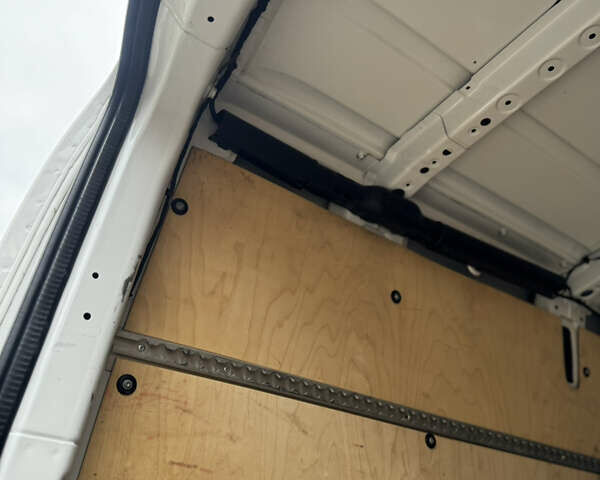 Белый Фольксваген Крафтер, объемом двигателя 1.97 л и пробегом 350 тыс. км за 13650 $, фото 20 на Automoto.ua