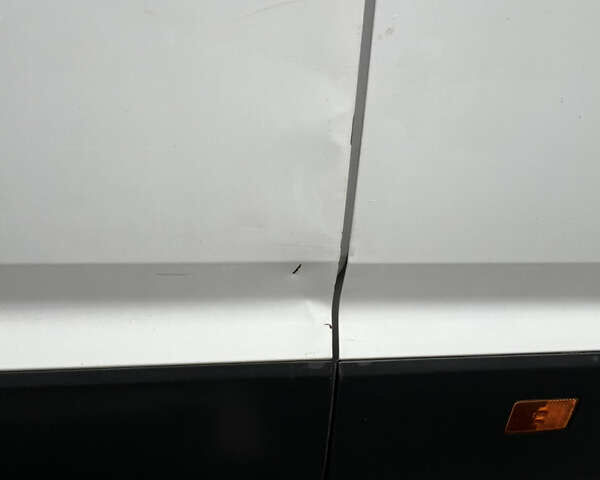 Белый Фольксваген Крафтер, объемом двигателя 1.97 л и пробегом 375 тыс. км за 25000 $, фото 3 на Automoto.ua