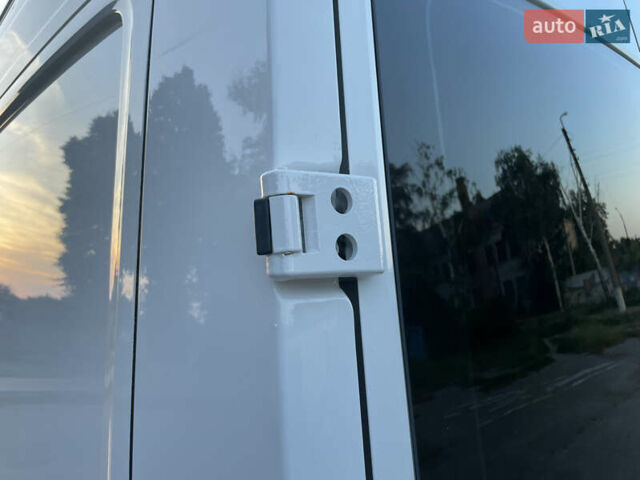 Белый Фольксваген Крафтер, объемом двигателя 1.97 л и пробегом 139 тыс. км за 26500 $, фото 28 на Automoto.ua