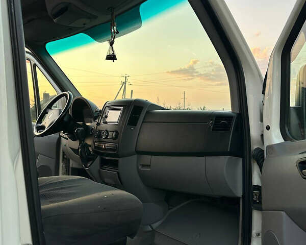 Белый Фольксваген Крафтер, объемом двигателя 2.46 л и пробегом 400 тыс. км за 9700 $, фото 2 на Automoto.ua