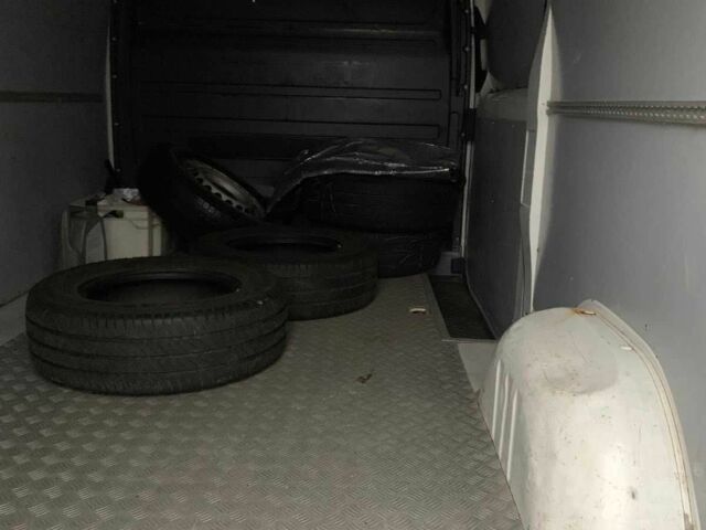 Белый Фольксваген Крафтер, объемом двигателя 1.97 л и пробегом 370 тыс. км за 14000 $, фото 4 на Automoto.ua