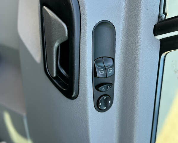 Белый Фольксваген Крафтер, объемом двигателя 2 л и пробегом 264 тыс. км за 17500 $, фото 16 на Automoto.ua