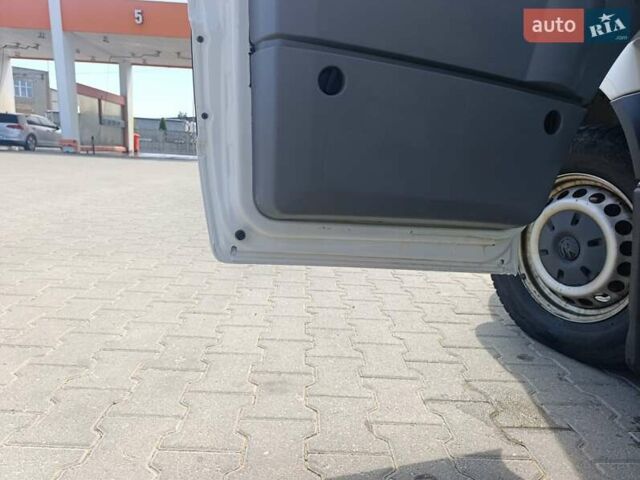 Белый Фольксваген Крафтер, объемом двигателя 1.97 л и пробегом 320 тыс. км за 14000 $, фото 5 на Automoto.ua