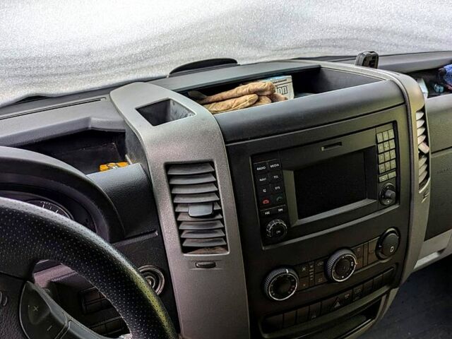 Белый Фольксваген Крафтер, объемом двигателя 2 л и пробегом 366 тыс. км за 17100 $, фото 4 на Automoto.ua