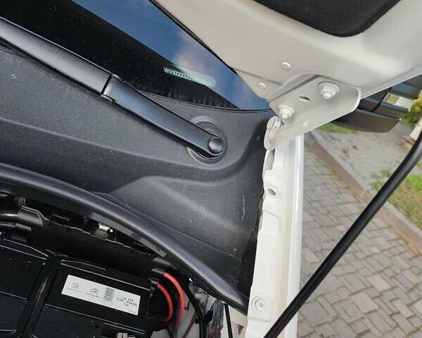 Білий Фольксваген Крафтєр, об'ємом двигуна 2 л та пробігом 201 тис. км за 25900 $, фото 123 на Automoto.ua