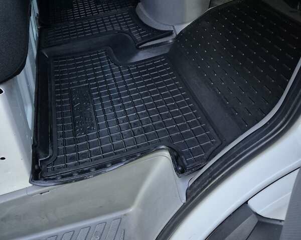 Білий Фольксваген Крафтєр, об'ємом двигуна 1.97 л та пробігом 327 тис. км за 18200 $, фото 6 на Automoto.ua