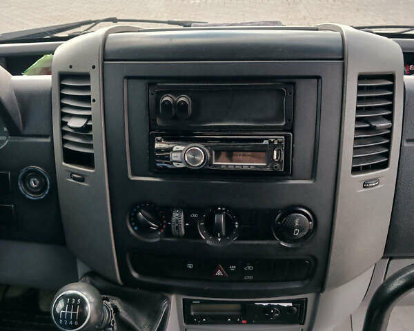 Белый Фольксваген Крафтер, объемом двигателя 1.97 л и пробегом 740 тыс. км за 18900 $, фото 5 на Automoto.ua