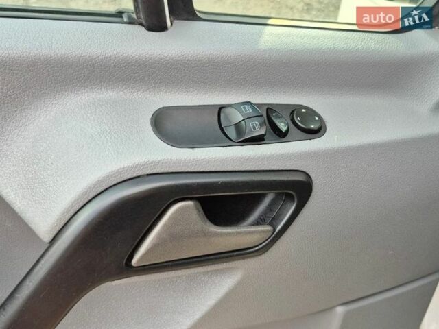 Белый Фольксваген Крафтер, объемом двигателя 1.97 л и пробегом 387 тыс. км за 12400 $, фото 65 на Automoto.ua