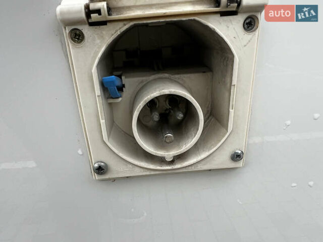 Белый Фольксваген Крафтер, объемом двигателя 2 л и пробегом 299 тыс. км за 27999 $, фото 1 на Automoto.ua