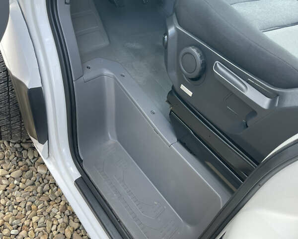 Белый Фольксваген Крафтер, объемом двигателя 2 л и пробегом 231 тыс. км за 32600 $, фото 19 на Automoto.ua