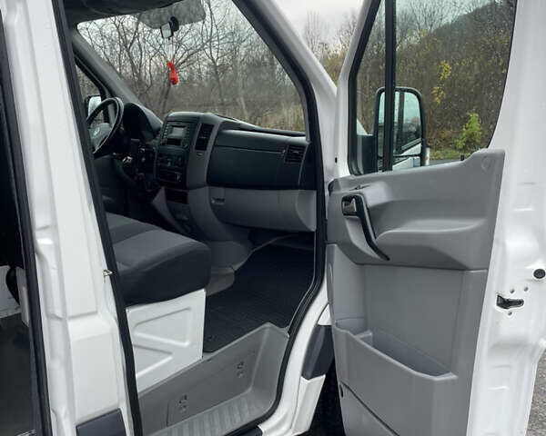 Белый Фольксваген Крафтер, объемом двигателя 1.97 л и пробегом 249 тыс. км за 16000 $, фото 11 на Automoto.ua