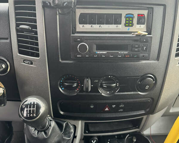 Белый Фольксваген Крафтер, объемом двигателя 2 л и пробегом 380 тыс. км за 19999 $, фото 3 на Automoto.ua