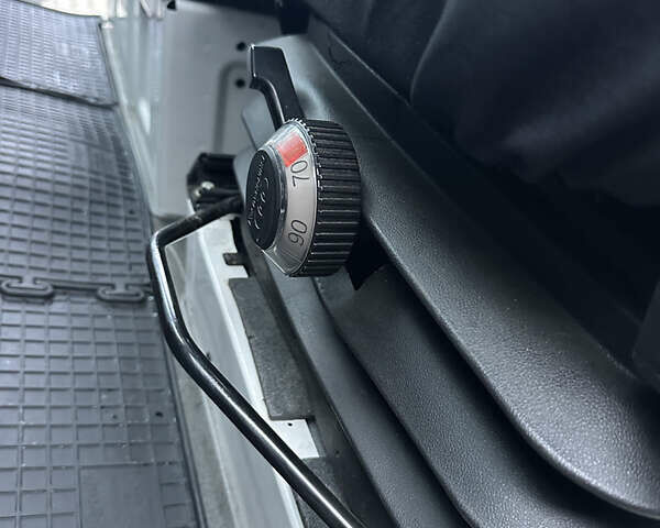 Білий Фольксваген Крафтєр, об'ємом двигуна 1.97 л та пробігом 398 тис. км за 18500 $, фото 23 на Automoto.ua