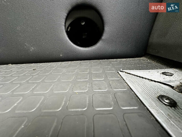 Белый Фольксваген Крафтер, объемом двигателя 0 л и пробегом 300 тыс. км за 17800 $, фото 9 на Automoto.ua