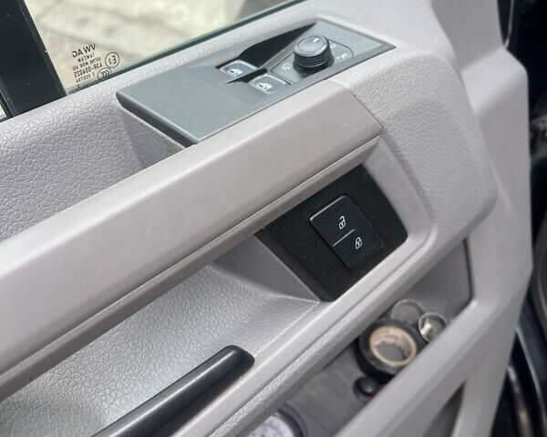 Черный Фольксваген Крафтер, объемом двигателя 1.97 л и пробегом 521 тыс. км за 25000 $, фото 8 на Automoto.ua