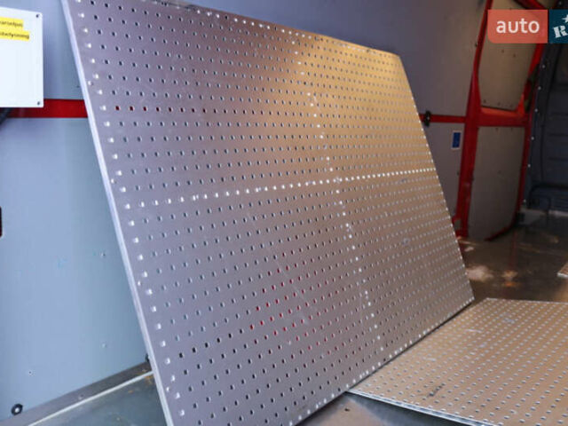 Красный Фольксваген Крафтер, объемом двигателя 0 л и пробегом 11 тыс. км за 33000 $, фото 9 на Automoto.ua