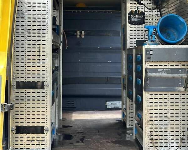 Желтый Фольксваген Крафтер, объемом двигателя 2 л и пробегом 130 тыс. км за 26300 $, фото 2 на Automoto.ua