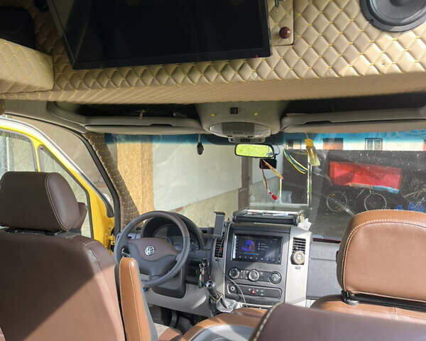 Жовтий Фольксваген Крафтєр, об'ємом двигуна 2.7 л та пробігом 315 тис. км за 23500 $, фото 1 на Automoto.ua