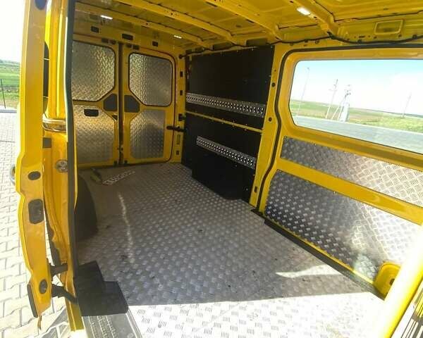 Желтый Фольксваген Крафтер, объемом двигателя 2 л и пробегом 215 тыс. км за 15950 $, фото 9 на Automoto.ua