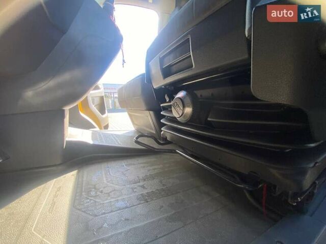 Желтый Фольксваген Крафтер, объемом двигателя 2 л и пробегом 215 тыс. км за 15950 $, фото 13 на Automoto.ua