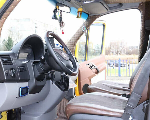 Желтый Фольксваген Крафтер, объемом двигателя 2.69 л и пробегом 340 тыс. км за 19500 $, фото 10 на Automoto.ua